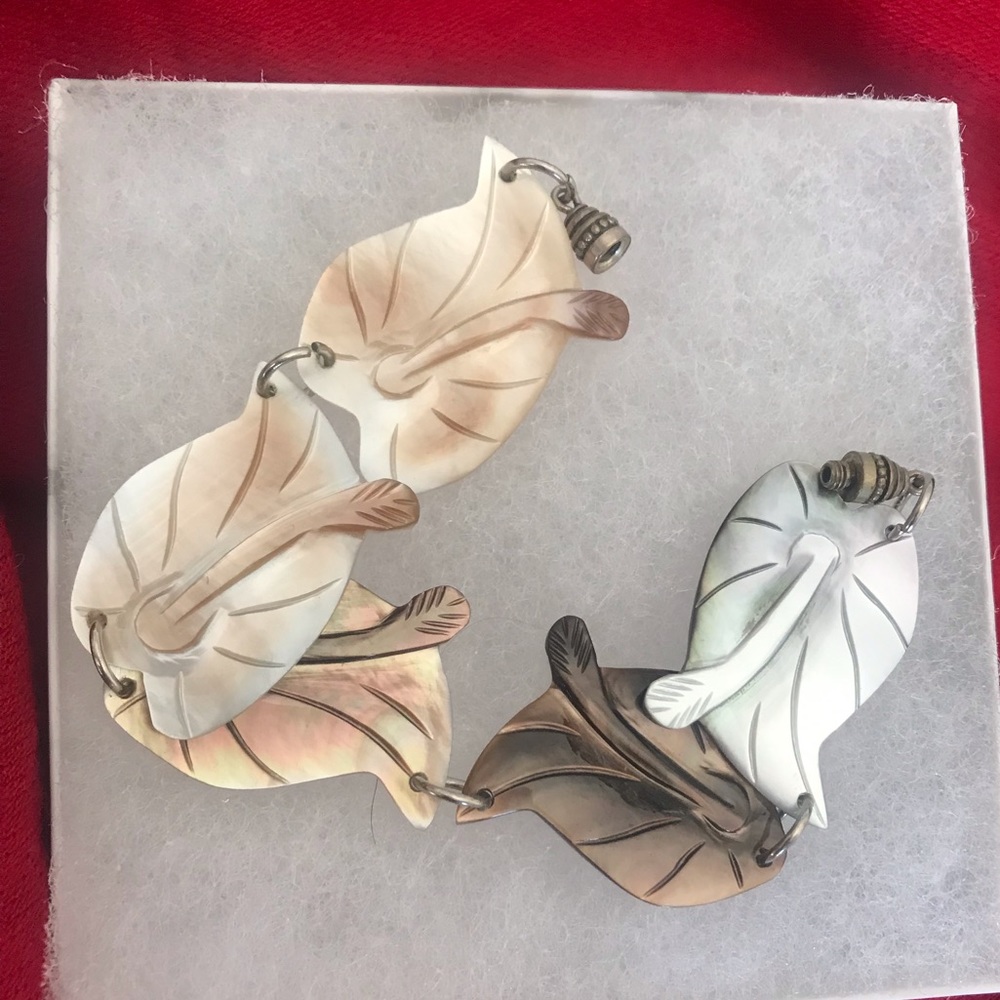VINTAGE Trumpet flower shell bracelet
